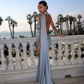 Vestido Largo de Satén con Cuello Halter y Capa