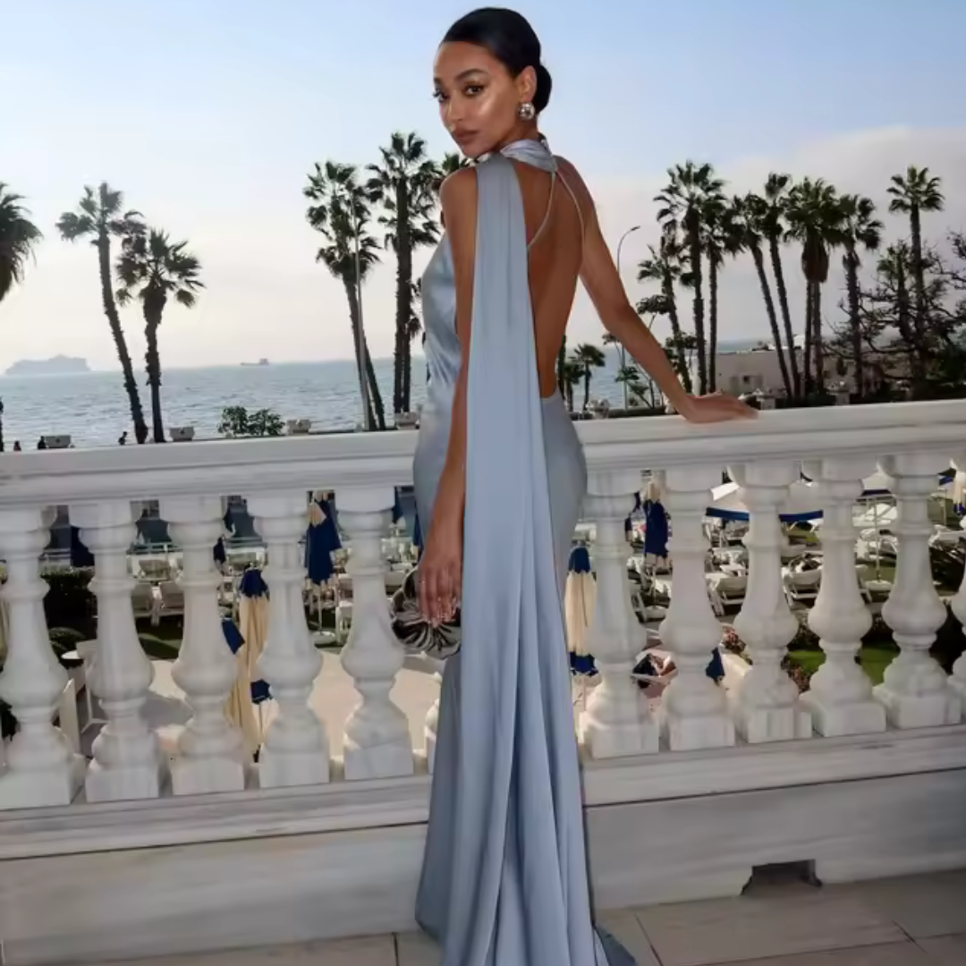 Vestido Largo de Satén con Cuello Halter y Capa