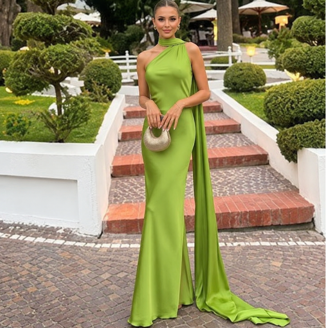 Vestido Largo de Satén con Cuello Halter y Capa