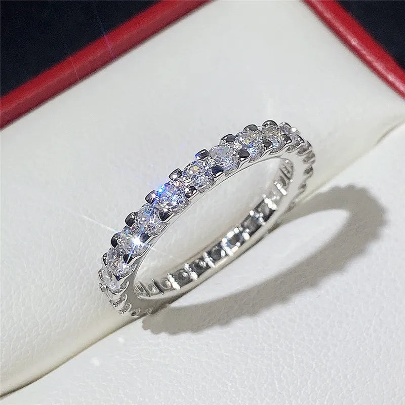 Anillo Fino de Circonitas Brillantes
