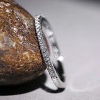 Anillo Fino Minimalista con Pavé de Circonitas