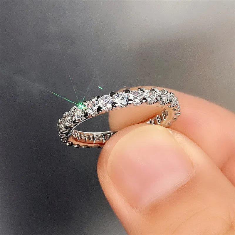 Anillo Fino de Circonitas Brillantes