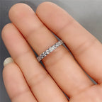 Anillo Fino de Circonitas Brillantes