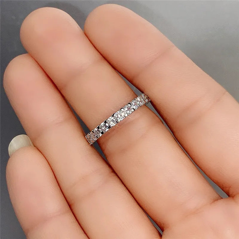 Anillo Fino de Circonitas Brillantes