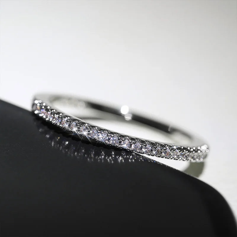 Anillo Fino Minimalista con Pavé de Circonitas