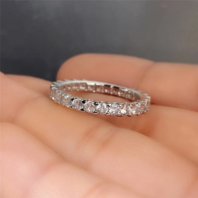 Anillo Fino de Circonitas Brillantes