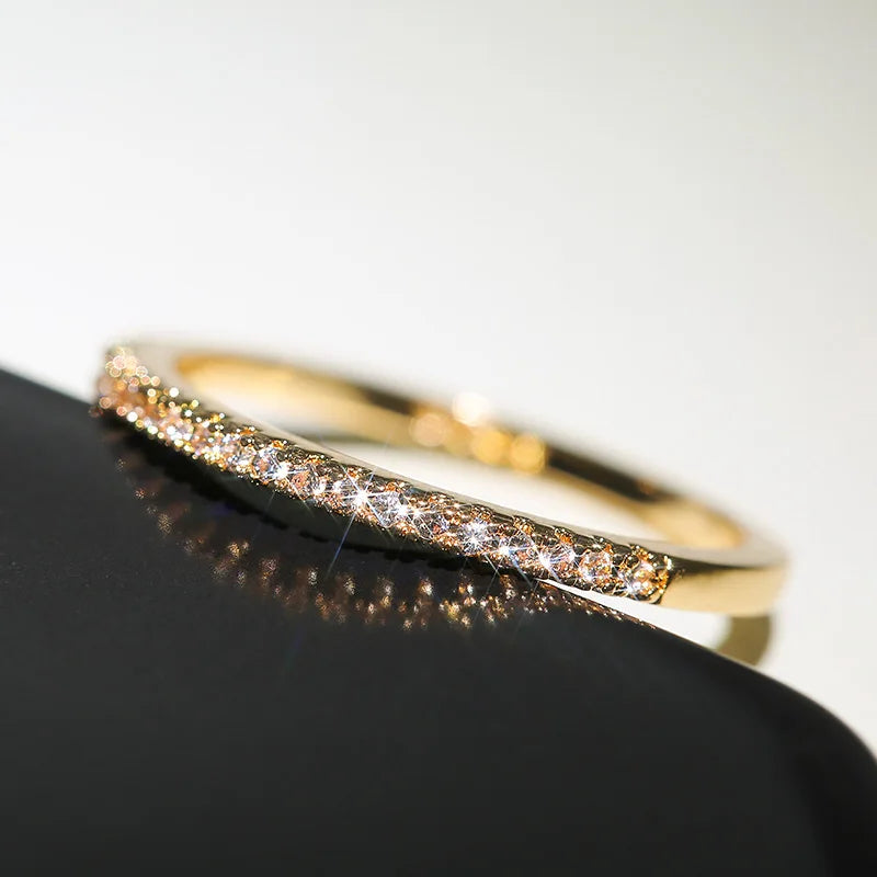 Anillo Fino Minimalista con Pavé de Circonitas