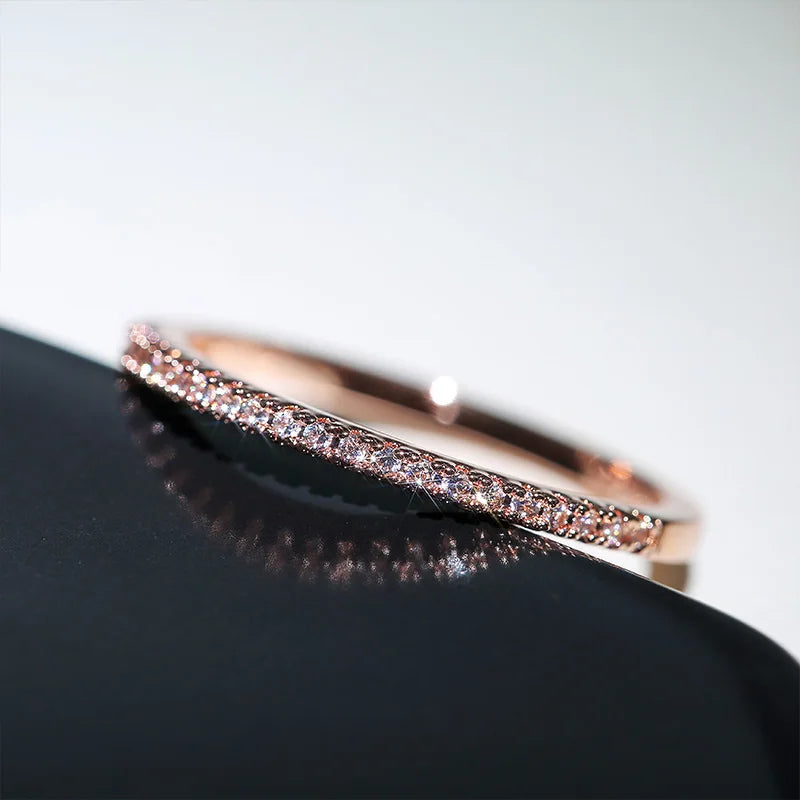 Anillo Fino Minimalista con Pavé de Circonitas