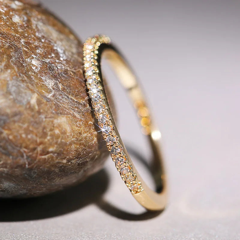 Anillo Fino Minimalista con Pavé de Circonitas