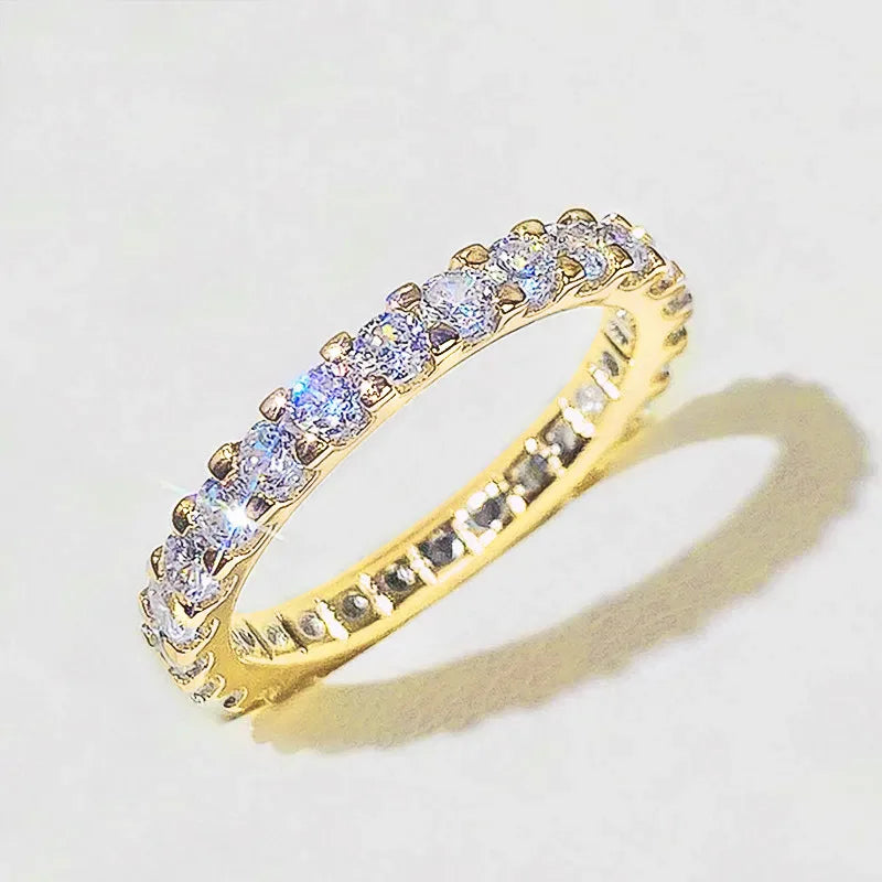Anillo Fino de Circonitas Brillantes