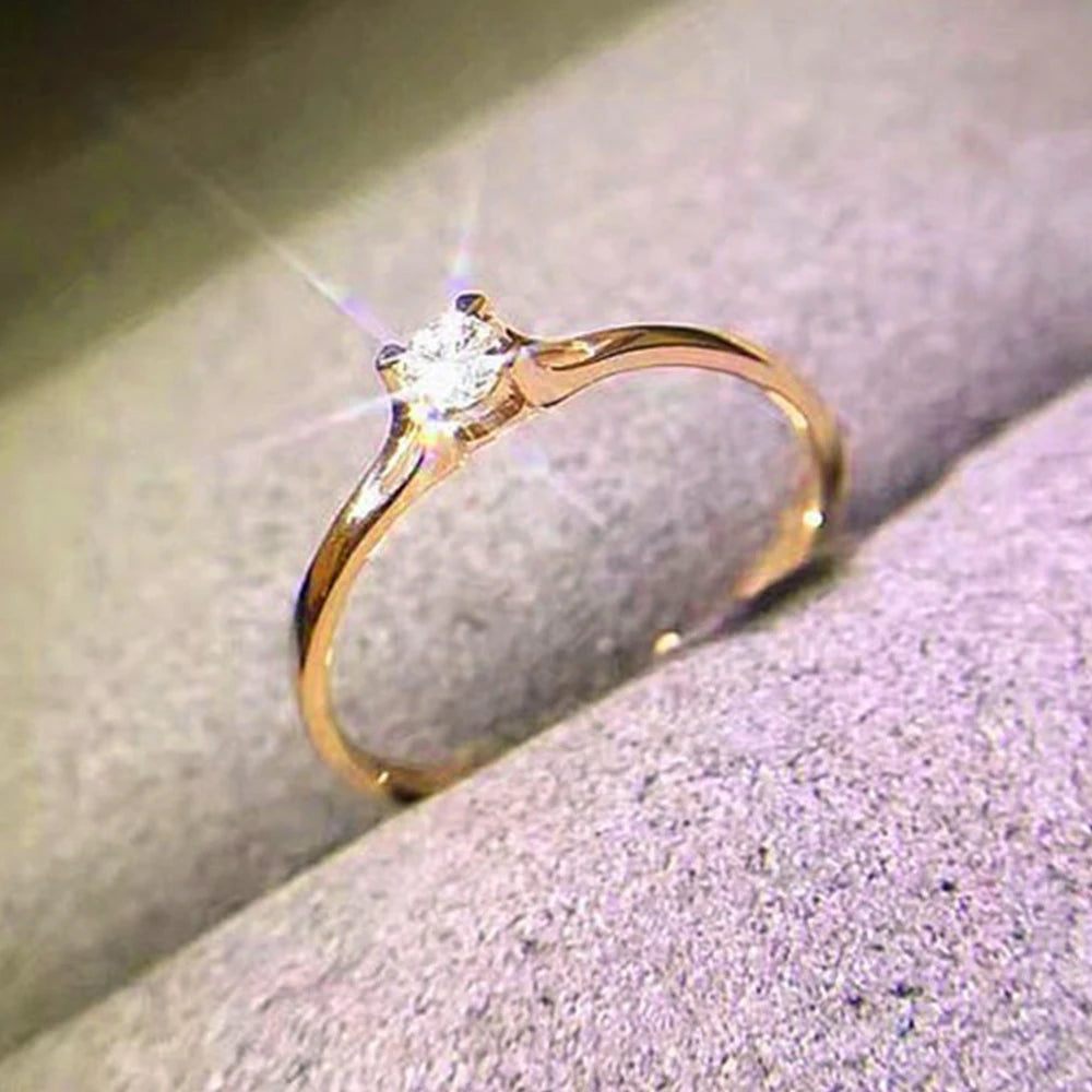 Anillo Solitario Minimalista con Circonita de 4 mm