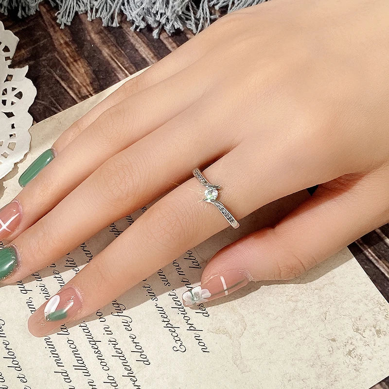 Anillo Minimalista con Circonitas Redondas