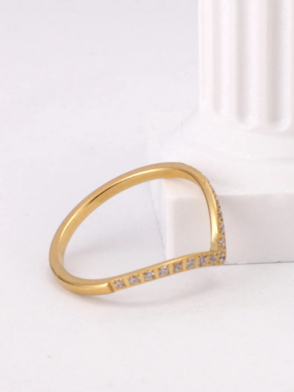 Anillo en V Dorado con Circonitas
