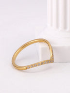 Anillo en V Dorado con Circonitas