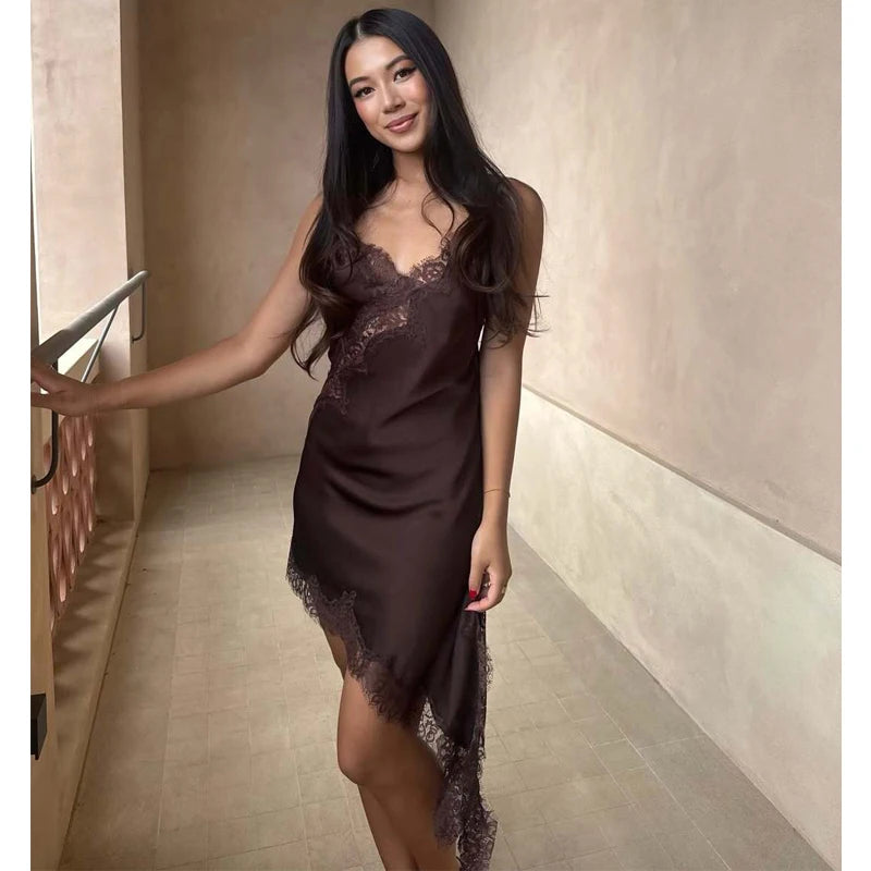 Minivestido Lencero Satinado con Encaje y Espalda Abierta