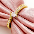 Anillo Minimalista con Circonitas Redondas