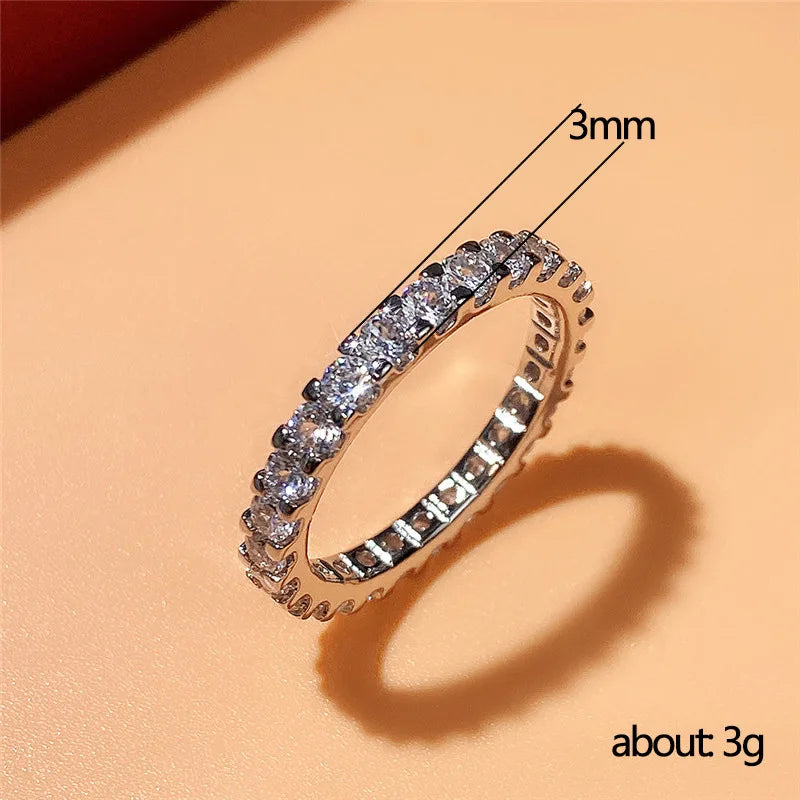 Anillo Fino de Circonitas Brillantes