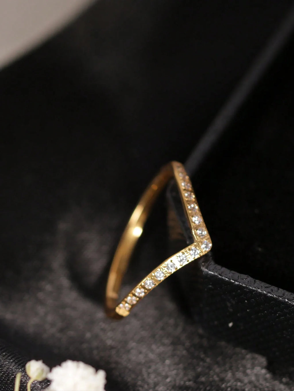 Anillo en V Dorado con Circonitas