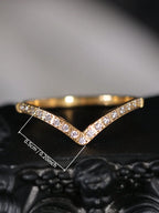 Anillo en V Dorado con Circonitas