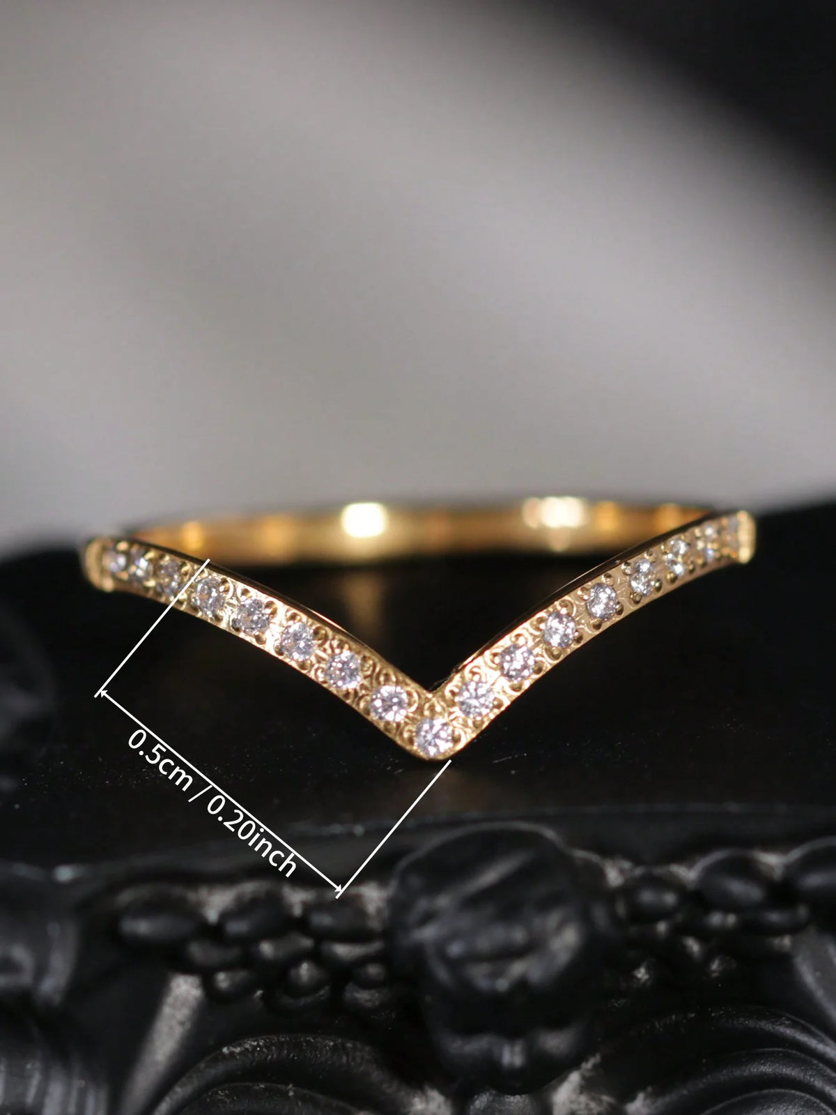 Anillo en V Dorado con Circonitas