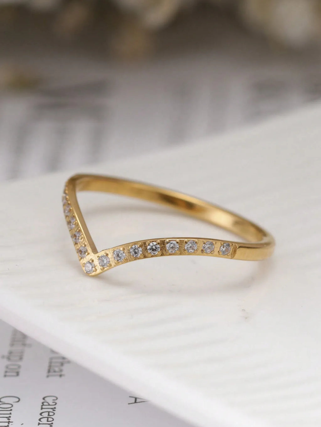 Anillo en V Dorado con Circonitas