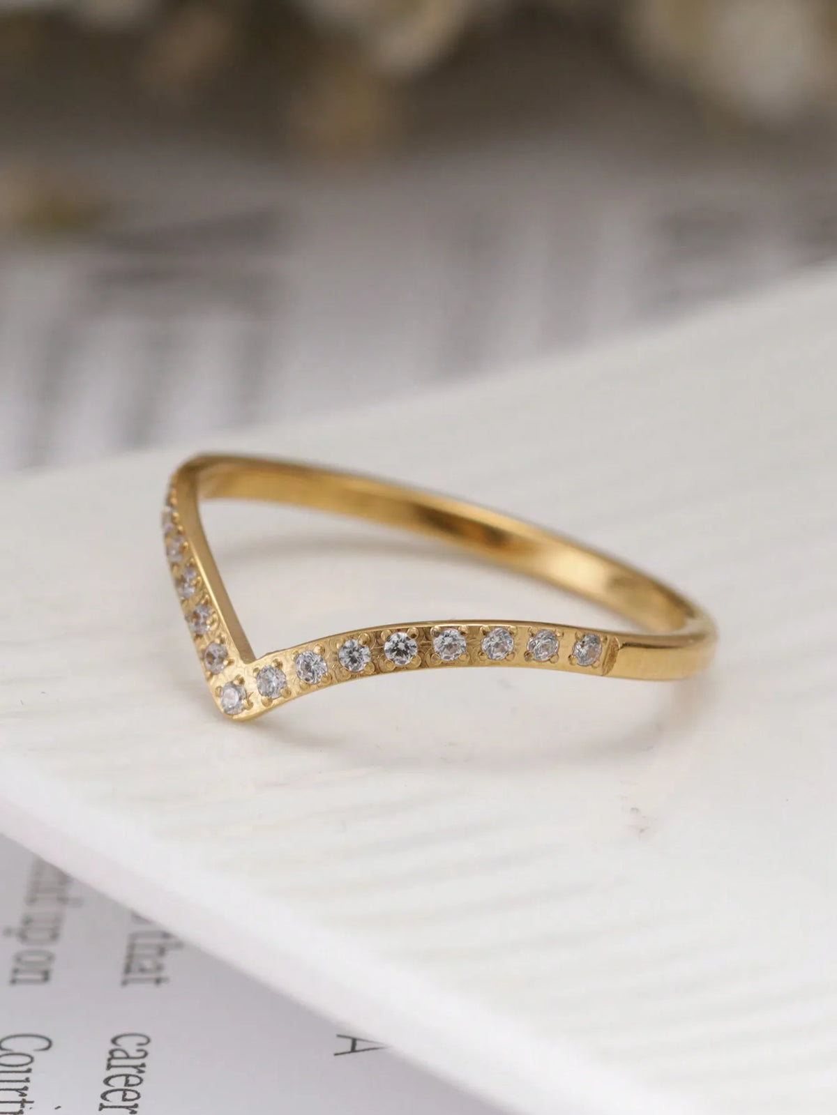 Anillo en V Dorado con Circonitas