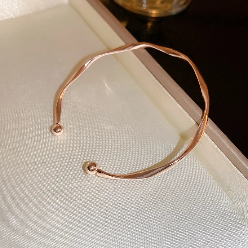 Brazalete Abierto Trenzado Dorado