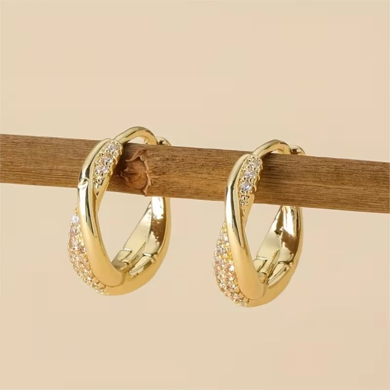 Pendientes de Aros Entrelazados con Circonitas