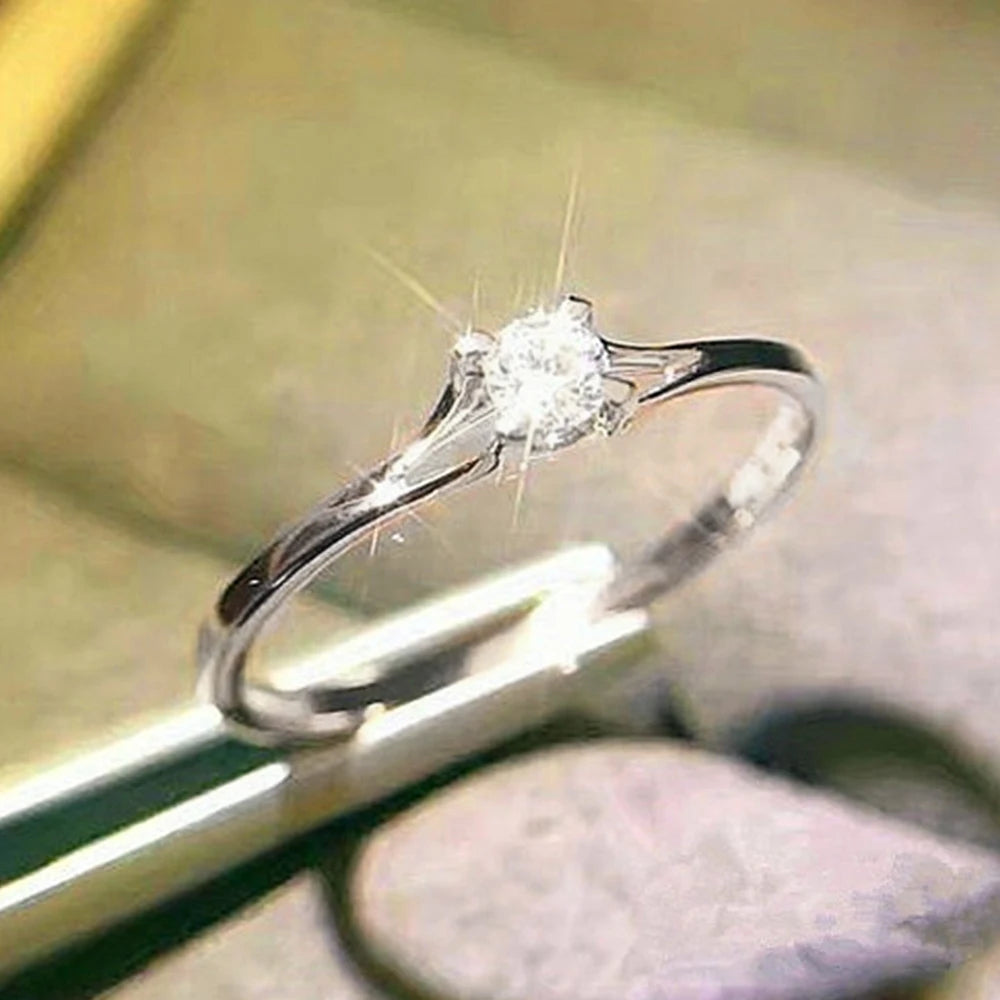 Anillo Solitario Minimalista con Circonita de 4 mm