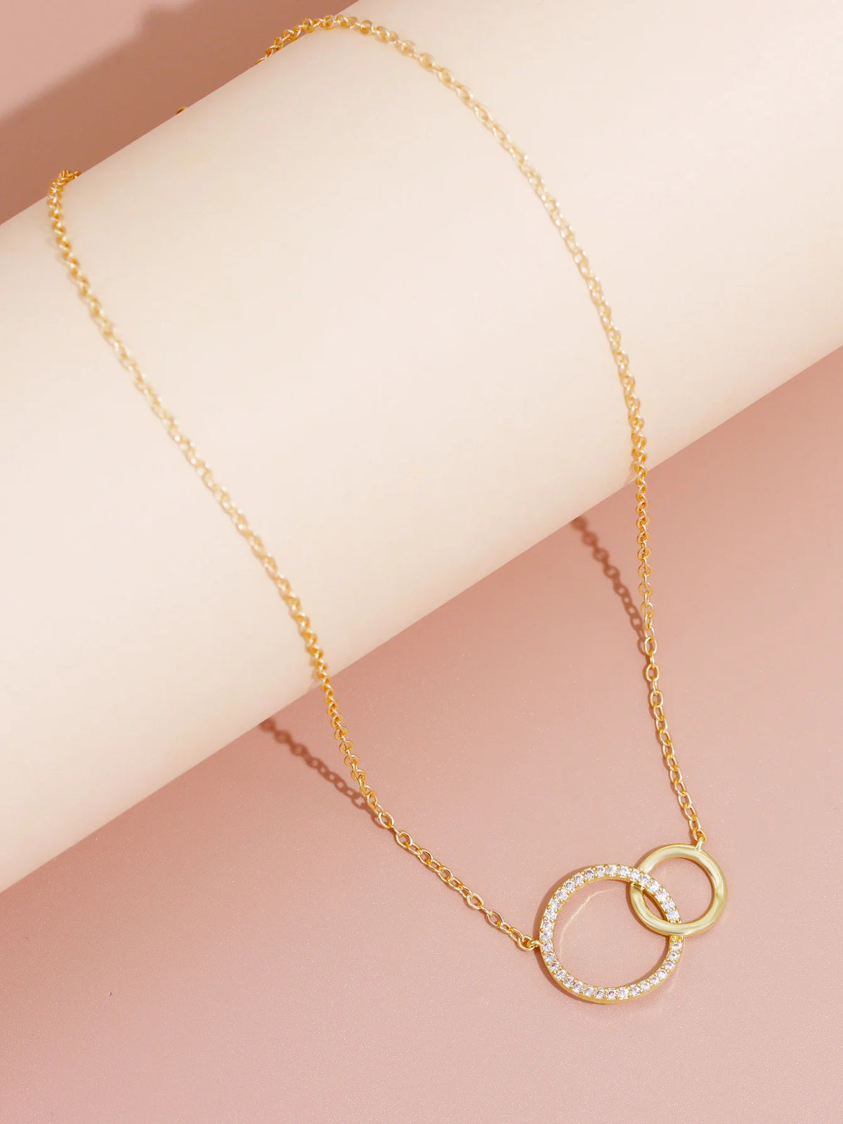 Collar Fino con Colgante de Doble Círculo