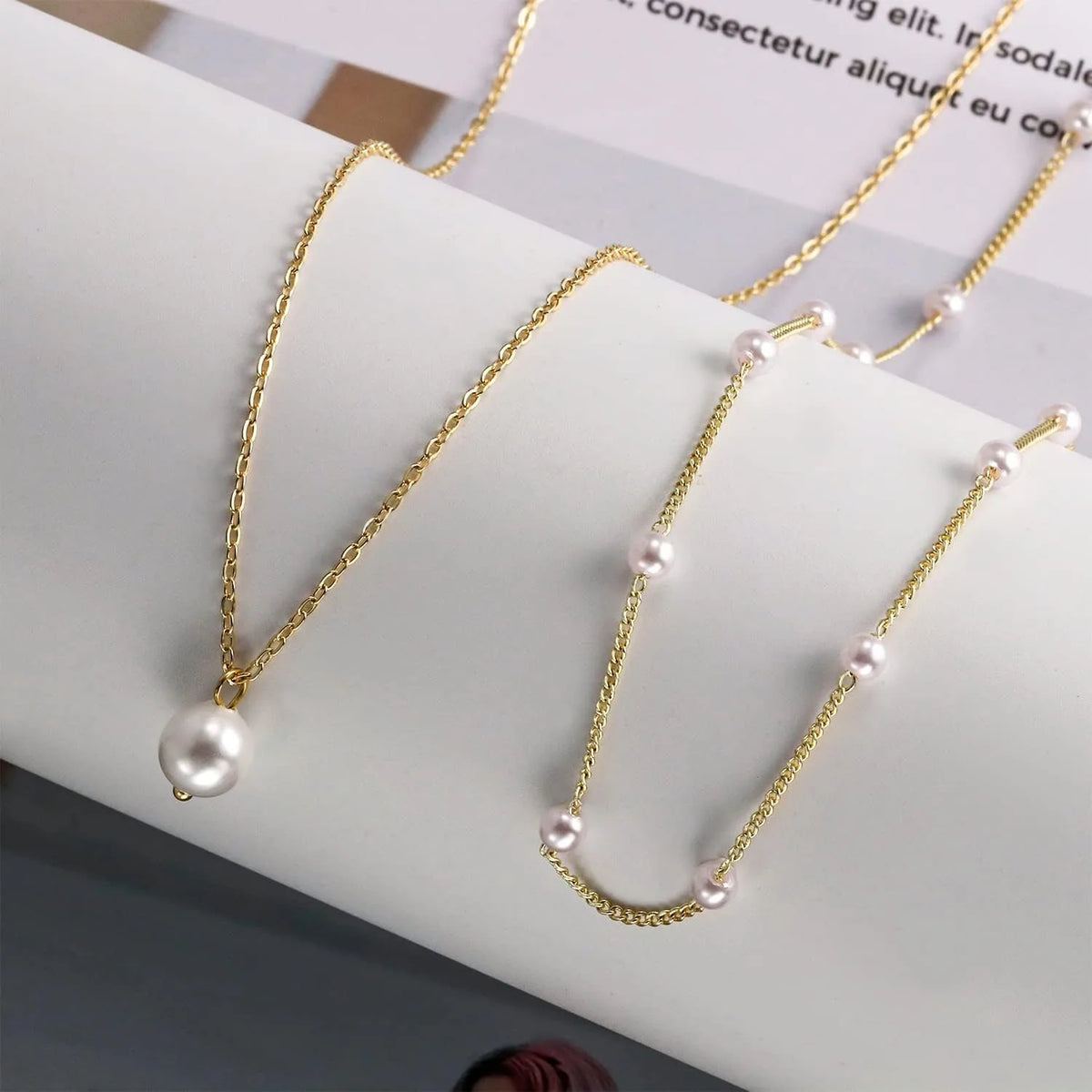 Collar Dorado de Doble Capa con Perlas