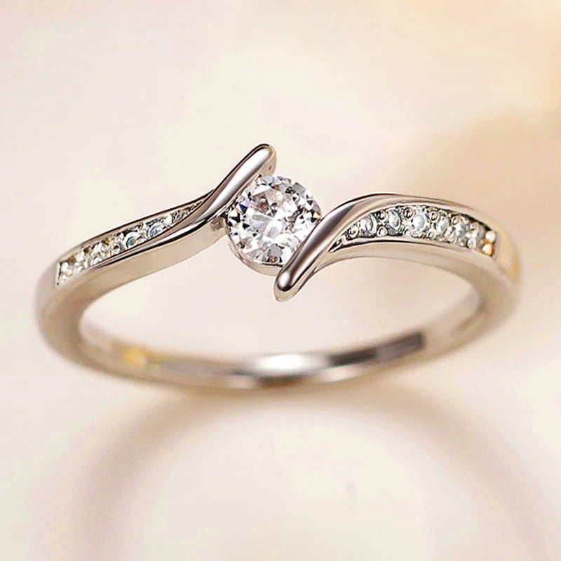 Anillo Minimalista con Circonitas Redondas