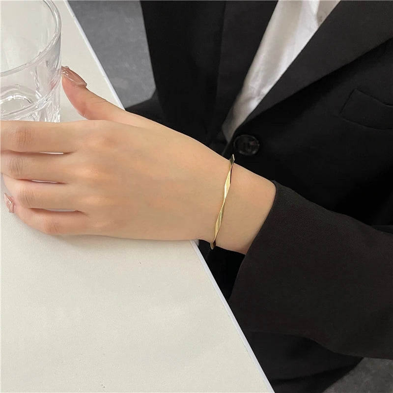 Brazalete Abierto Trenzado Dorado