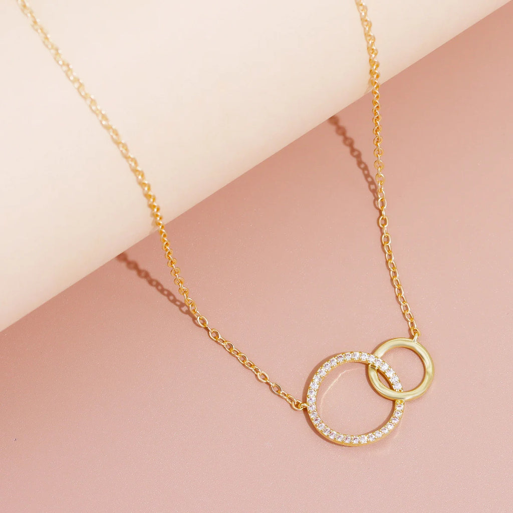 Collar Fino con Colgante de Doble Círculo