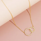 Collar Fino con Colgante de Doble Círculo
