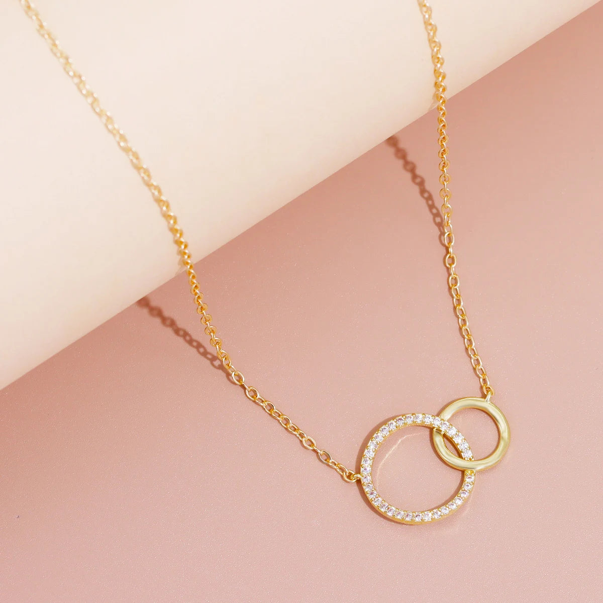 Collar Fino con Colgante de Doble Círculo
