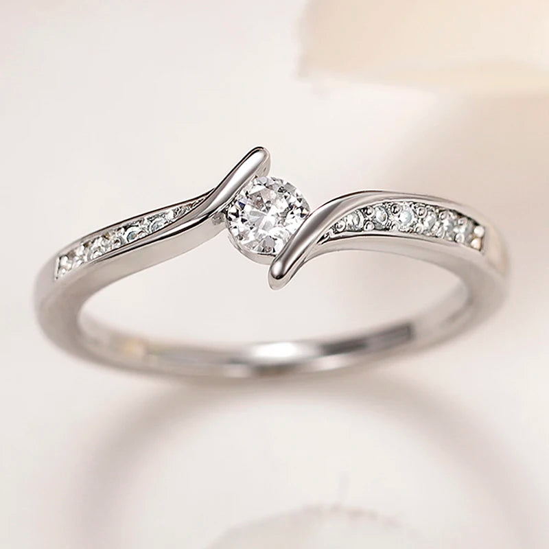 Anillo Minimalista con Circonitas Redondas