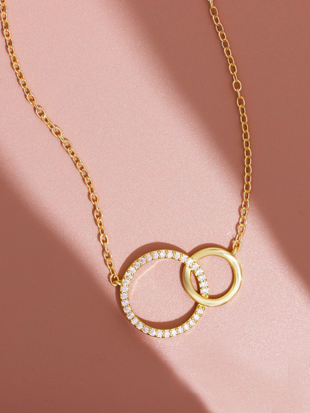 Collar Fino con Colgante de Doble Círculo