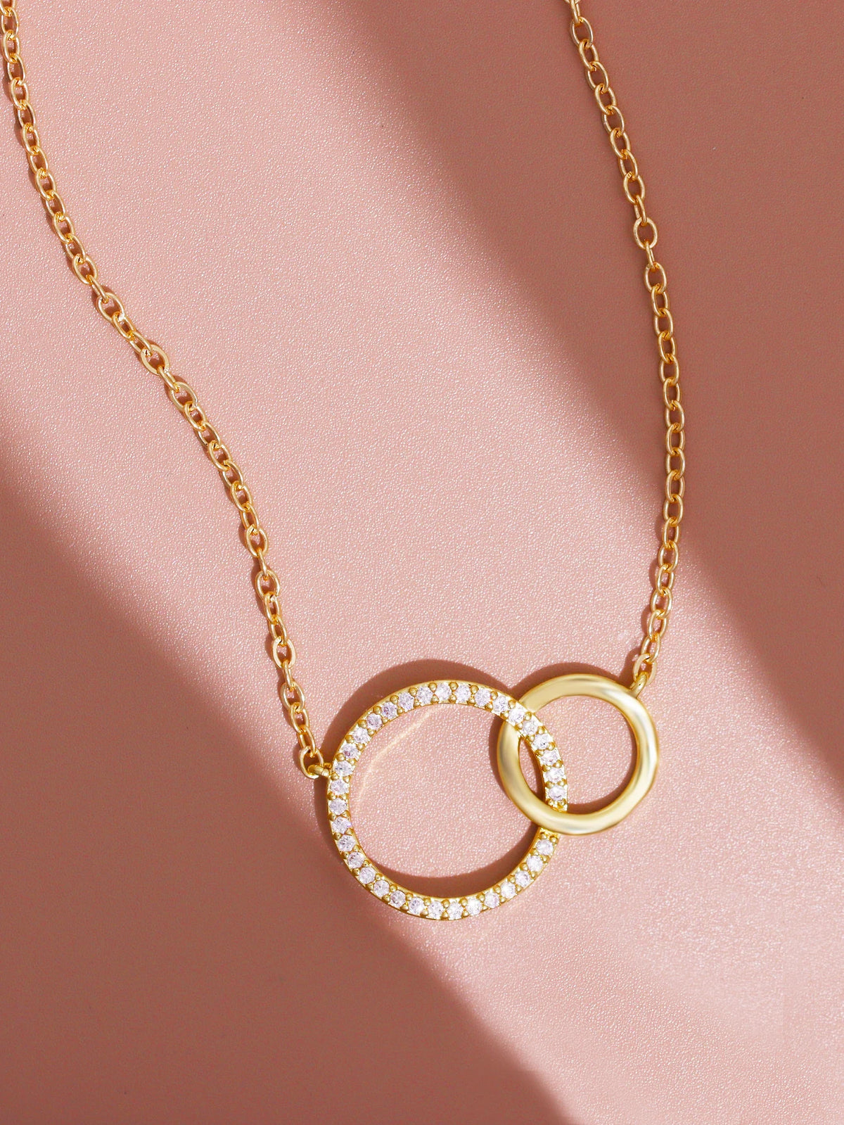 Collar Fino con Colgante de Doble Círculo