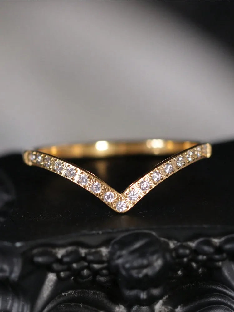 Anillo en V Dorado con Circonitas