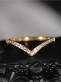 Anillo en V Dorado con Circonitas