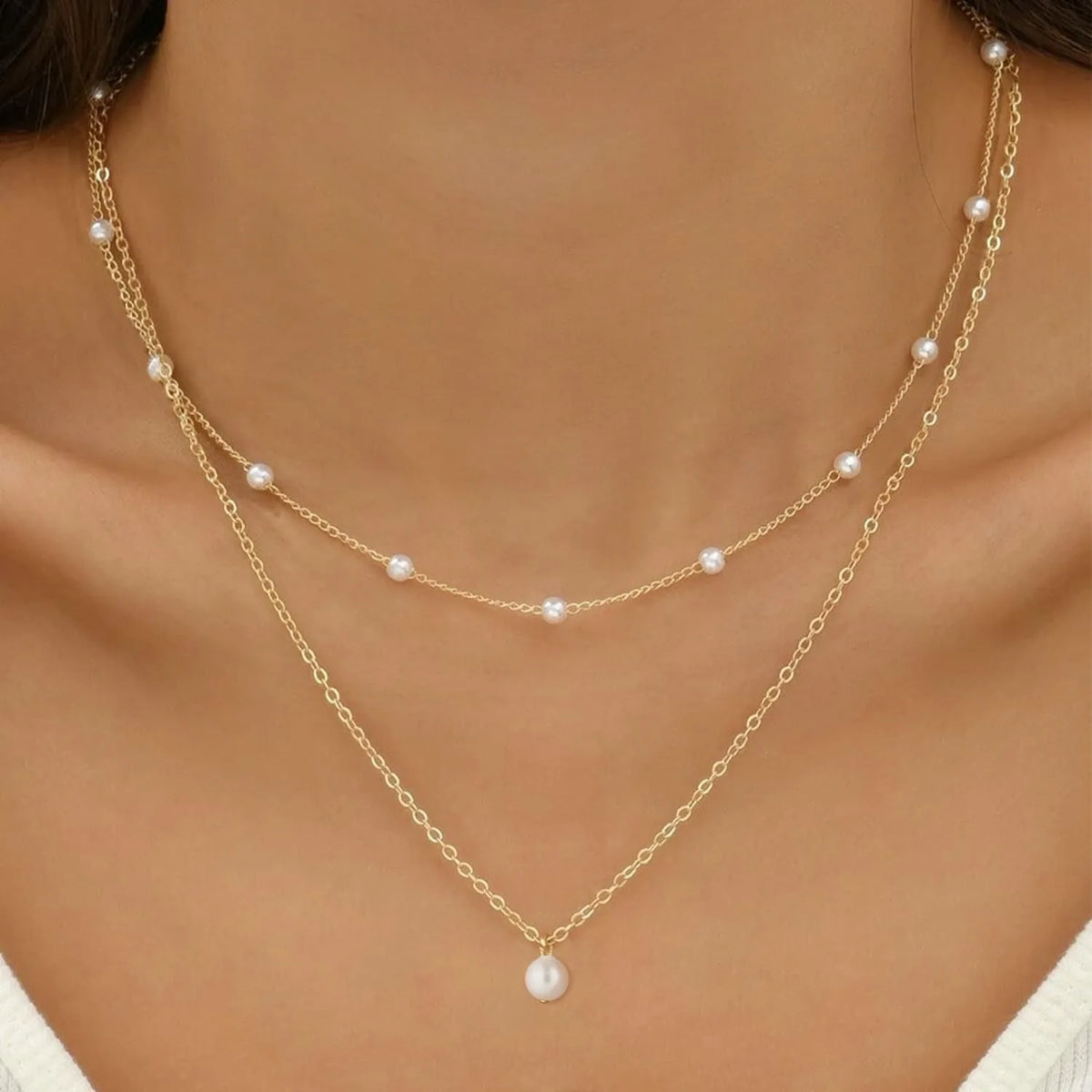 Collar Dorado de Doble Capa con Perlas