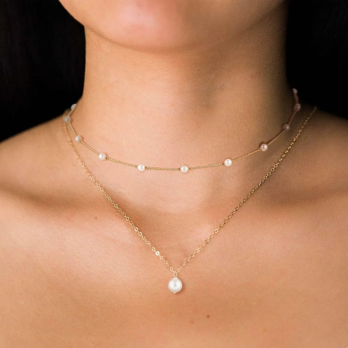Collar Dorado de Doble Capa con Perlas