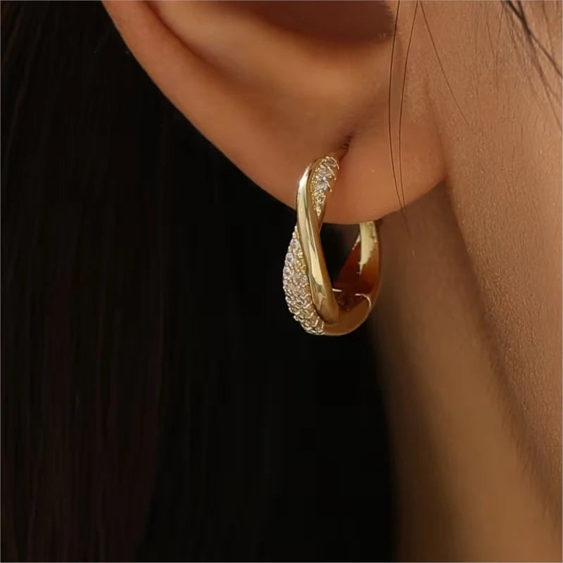 Pendientes de Aros Entrelazados con Circonitas