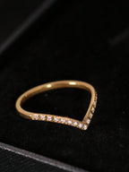 Anillo en V Dorado con Circonitas