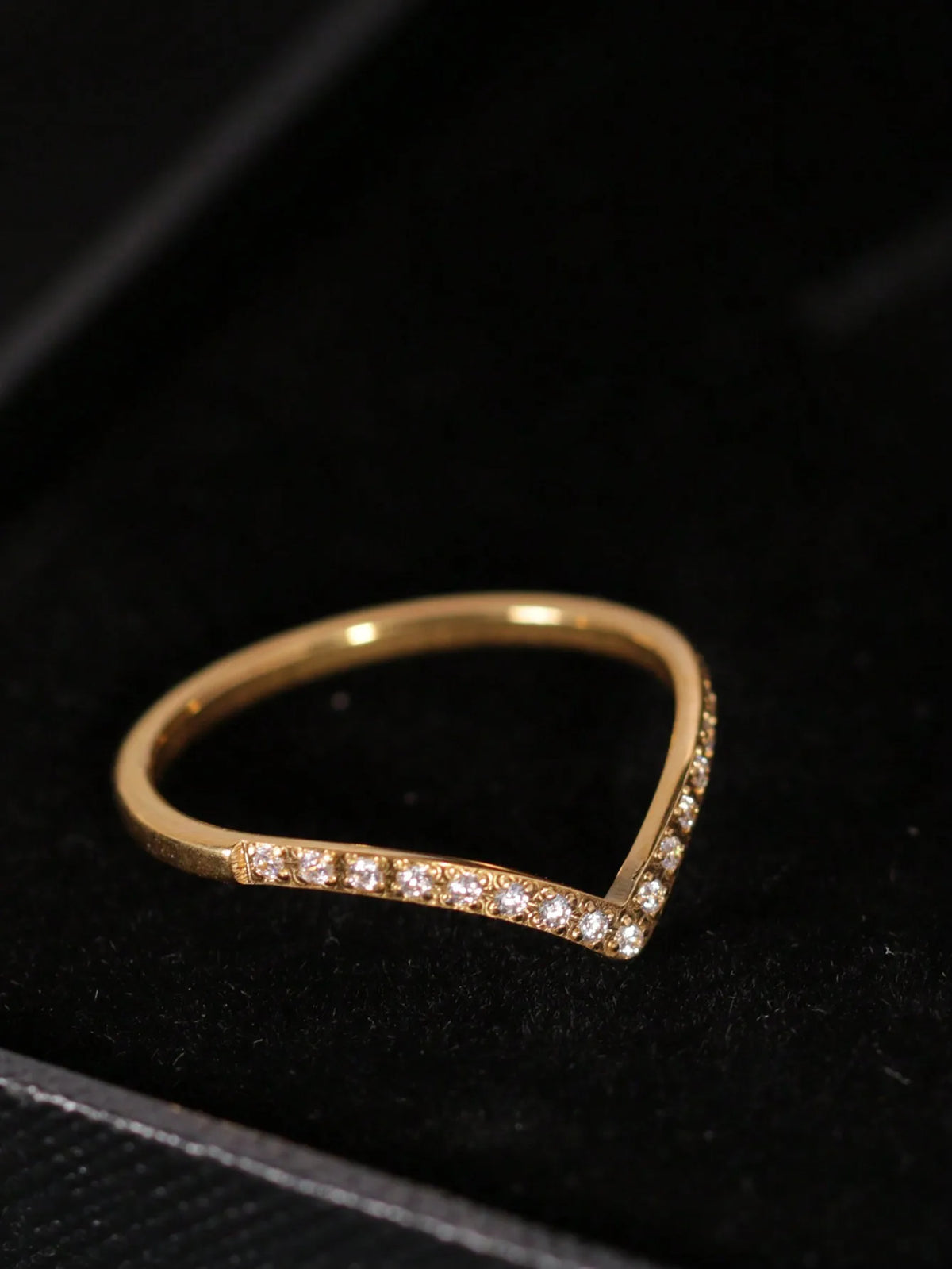 Anillo en V Dorado con Circonitas