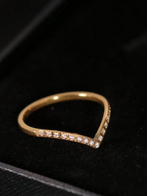 Anillo en V Dorado con Circonitas