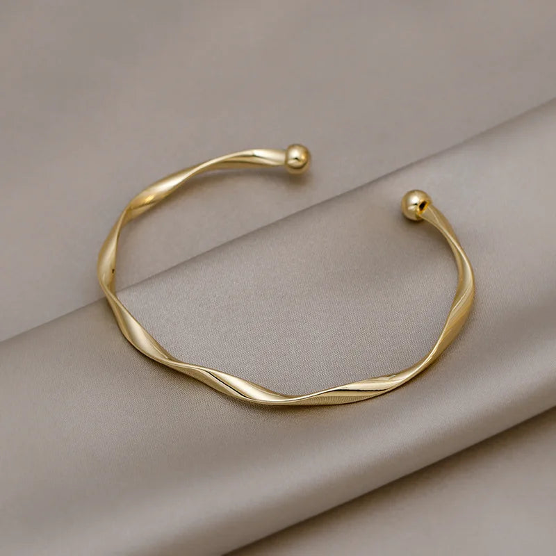 Brazalete Abierto Trenzado Dorado