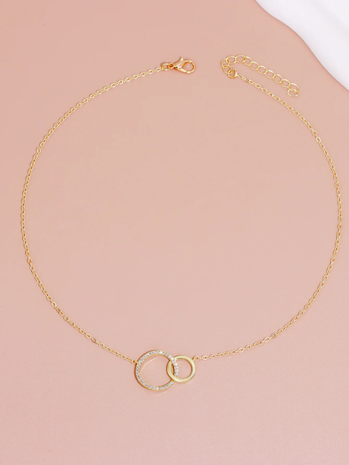 Collar Fino con Colgante de Doble Círculo