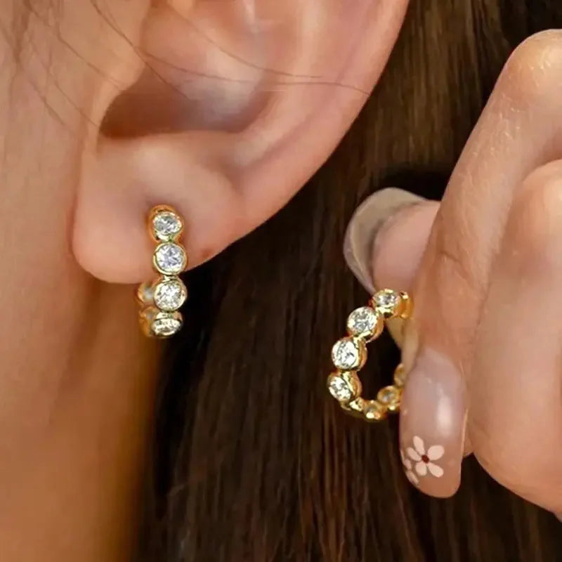 Set Brillo: Aros Finos con Circonitas + Anillo Solitario